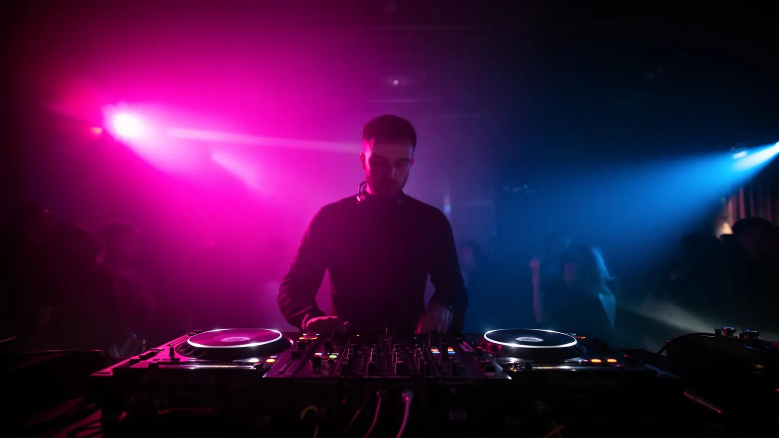 DJ tocando em club premium